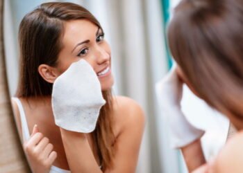 Primer que disfarça poros virou o segredo para maquiagem impecável