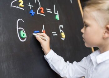 O que é 3 × 3 ÷ 3 - (3 + 3)? O relato matemático que testa gênios