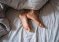 O que significa quando a pessoa dorme sem meias todas as noites?