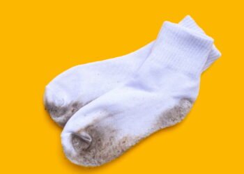 Como lavar meias e tirar as manchas escuras?