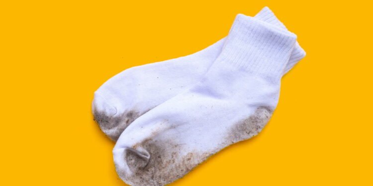 Como lavar meias e tirar as manchas escuras?