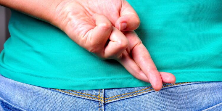 9 sinais de que alguém está mentindo na sua cara