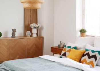 13 coisas que uma mesa de cabeceira bagunçada diz sobre uma pessoa