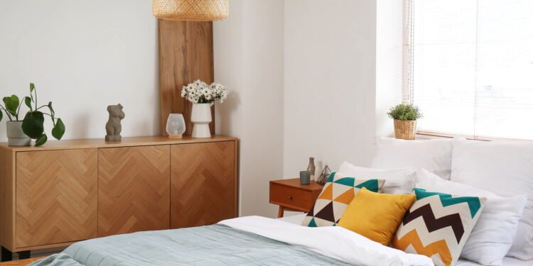 13 coisas que uma mesa de cabeceira bagunçada diz sobre uma pessoa