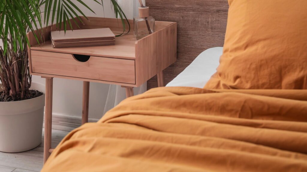 13 coisas que uma mesa de cabeceira bagunçada diz sobre uma pessoa