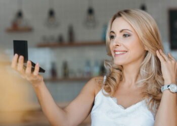 Fortaleça a autoestima após os 50 com hábitos simples e foco no cuidado pessoal