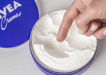 Creme antissinais transforma pele ressecada em textura macia e uniforme ao toque