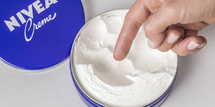 Creme antissinais transforma pele ressecada em textura macia e uniforme ao toque