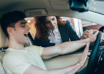 10 frases politicamente incorretas que os boomers usam que incomodam silenciosamente os mais jovens