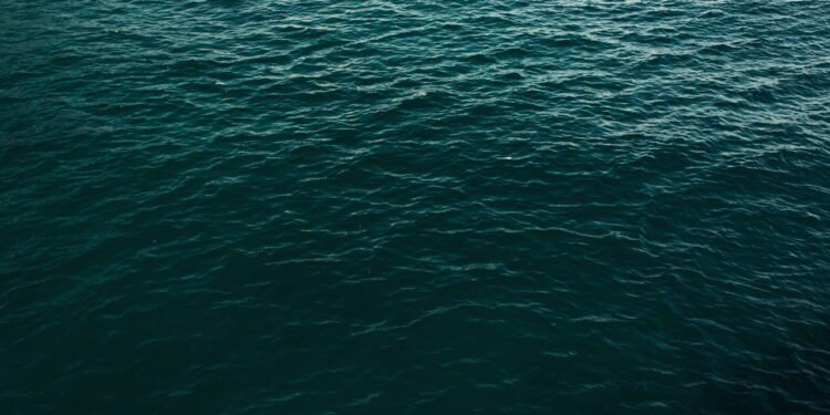 Satélites avistaram um brilho estranho no oceano e cientistas têm uma explicação selvagem