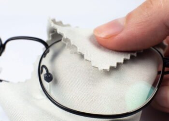 O erro que quase todo mundo comete ao limpar óculos