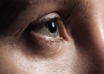 O que significa quando uma pessoa desvia o olhar ao falar, de acordo com a psicologia