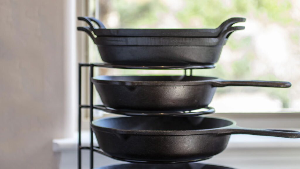 10 maneiras inteligentes de armazenar panelas e frigideiras