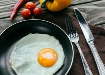 O truque do TikTok para fritar ovo usando apenas água e evitar calorias