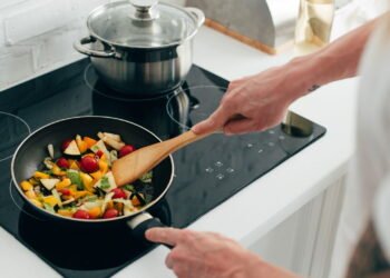 O perigo oculto de guardar panela de comida direto na geladeira