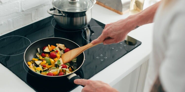 O perigo oculto de guardar panela de comida direto na geladeira