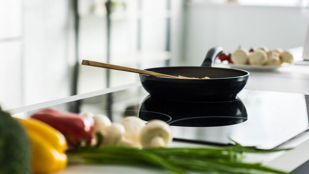 O perigo oculto de guardar panela de comida direto na geladeira