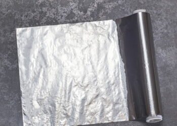 Por que o papel alumínio tem dois lados diferentes