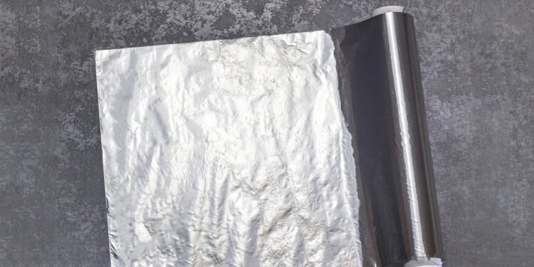 Por que o papel alumínio tem dois lados diferentes