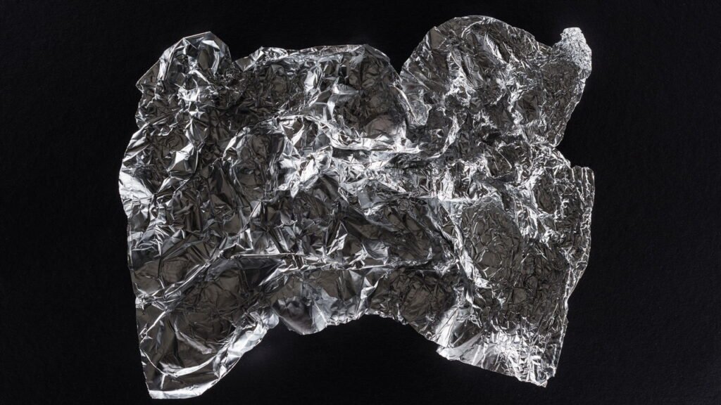 Por que o papel alumínio tem dois lados diferentes