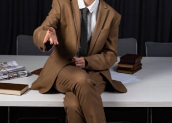 O que realmente diz a psicologia sobre o gesto de cruzar as pernas ao sentar