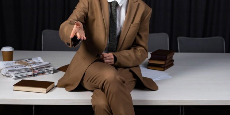 O que realmente diz a psicologia sobre o gesto de cruzar as pernas ao sentar