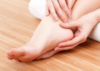 5 sintomas de doença hepática que aparecem nas mãos e pés