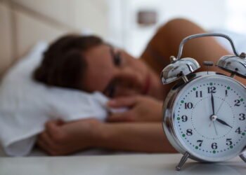 O que significa acordar várias vezes no meio da noite, segundo a psicologia