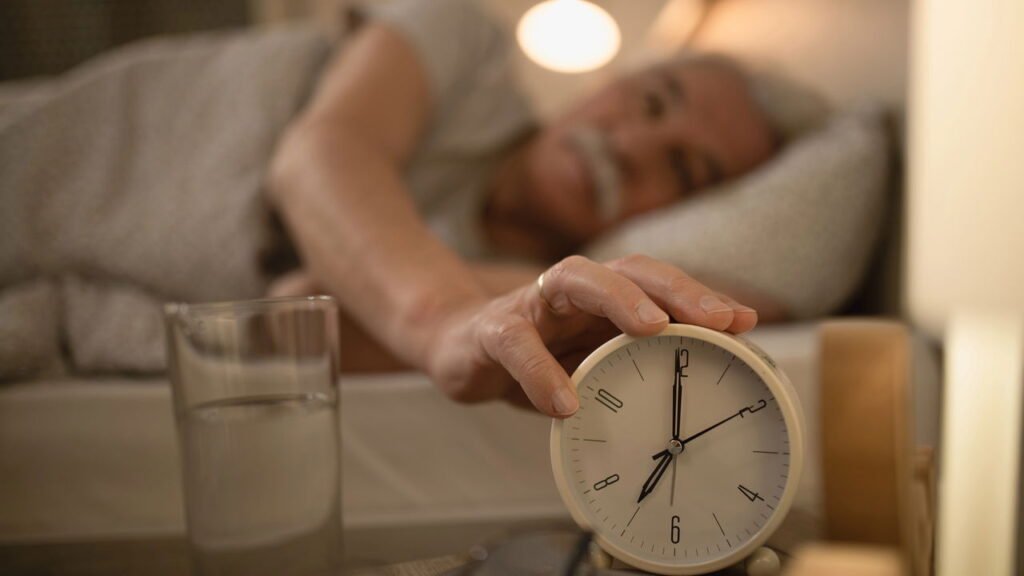 O que significa acordar várias vezes no meio da noite, segundo a psicologia