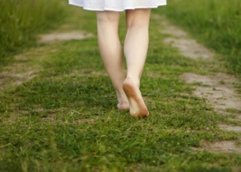 Quão ruim é andar descalço em casa? As respostas dos médicos podem surpreendê-lo