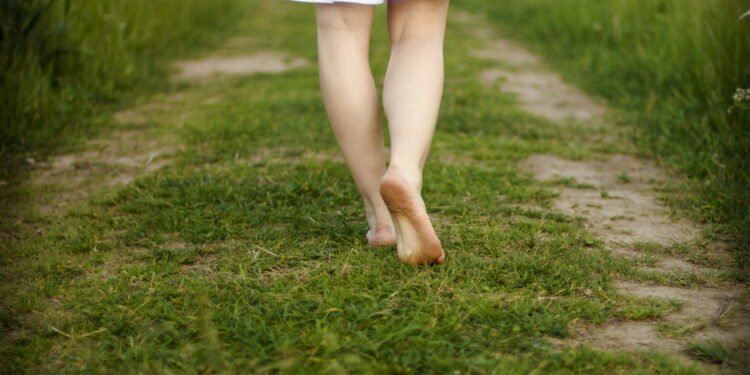 Quão ruim é andar descalço em casa? As respostas dos médicos podem surpreendê-lo