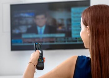 Pessoas que pulam a introdução quando assistem TV geralmente exibem essas 10 características, diz psicologia