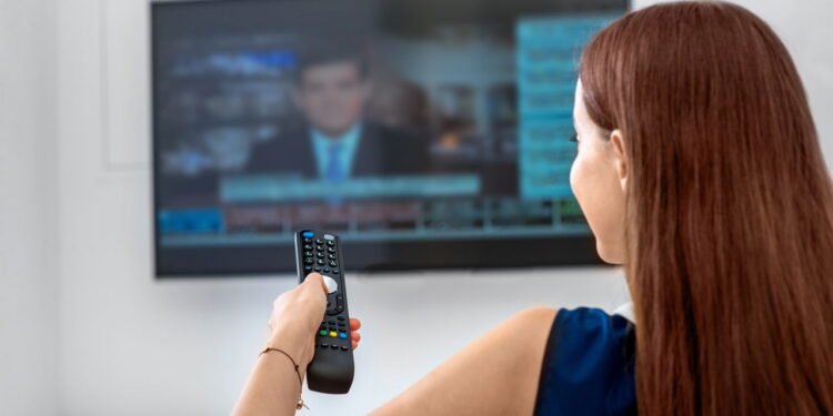 Pessoas que pulam a introdução quando assistem TV geralmente exibem essas 10 características, diz psicologia