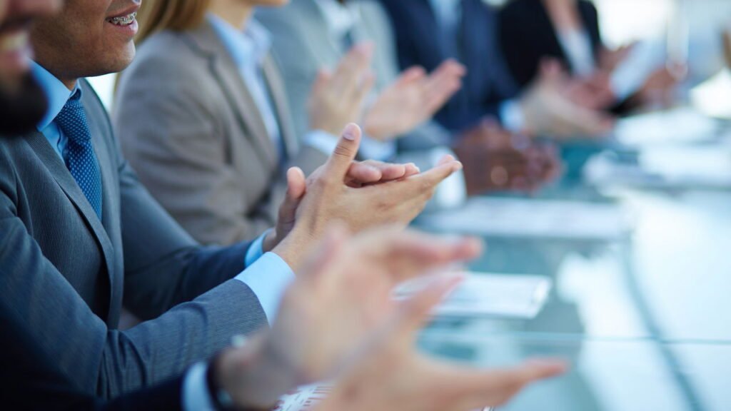 O verdadeiro motivo de bater palmas para espantar o azar