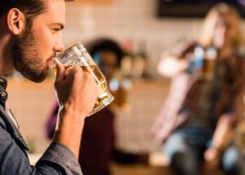 13 das piores coisas que as pessoas fazem quando estão bêbadas