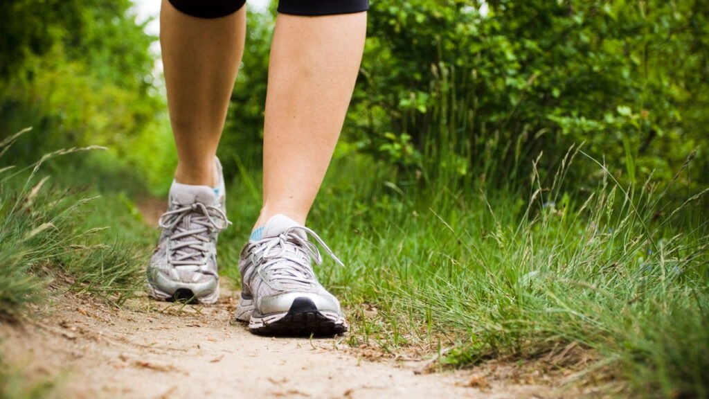 Esta simples mudança de caminhada pode ajudar a reduzir a dor no joelho — aqui está o que a ciência diz