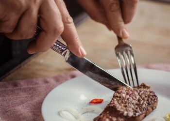 7 sinais furtivos de que você pode não estar recebendo proteína suficiente, de acordo com nutricionistas