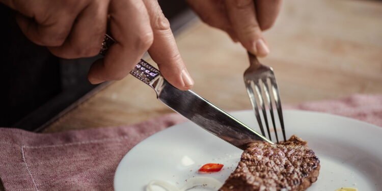 7 sinais furtivos de que você pode não estar recebendo proteína suficiente, de acordo com nutricionistas