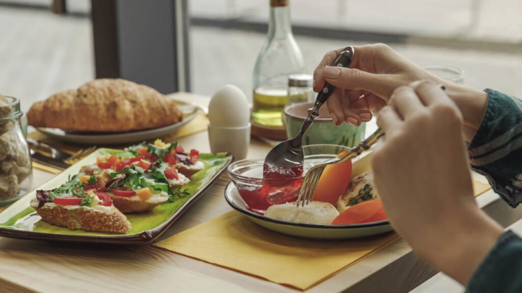 7 sinais furtivos de que você pode não estar recebendo proteína suficiente, de acordo com nutricionistas