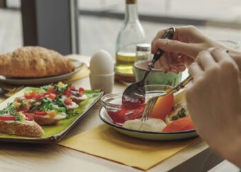 Qual é o pior momento para comer e por que isso pode afetar a saúde mental, segundo a psicologia