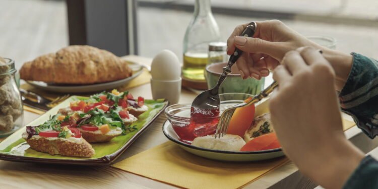 Qual é o pior momento para comer e por que isso pode afetar a saúde mental, segundo a psicologia