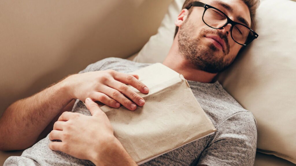 A maioria de nós fala dormindo em nossas vidas — neurocientista explica por que e como parar