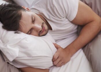 Você deve usar roupa íntima à noite? Isso pode afetar a maneira como você dorme