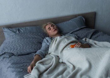 O verdadeiro motivo de sentir sono depois do almoço segundo a ciência