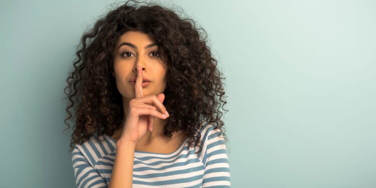 O que significa para uma pessoa preferir permanecer em silêncio em vez de entrar em conflito, segundo a psicologia