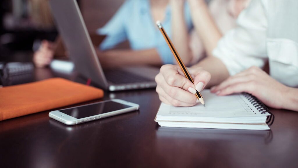 10 razões pelas quais as pessoas que ainda escrevem coisas no papel têm mais sucesso, segundo a psicologia