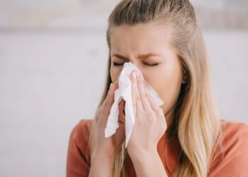 O que realmente acontece no corpo ao segurar um espirro