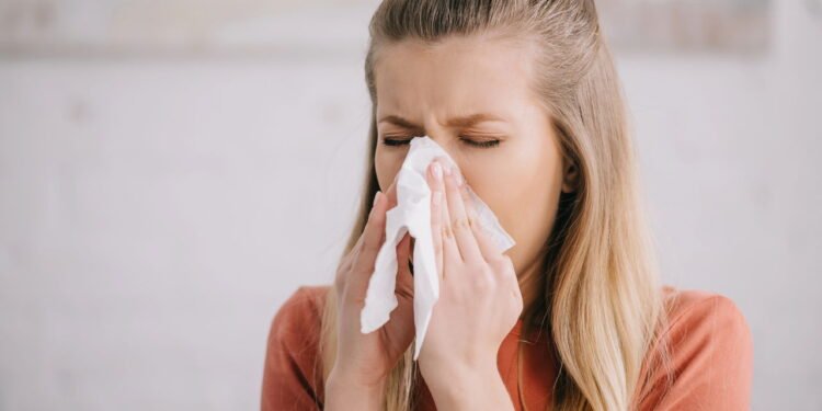 O que realmente acontece no corpo ao segurar um espirro