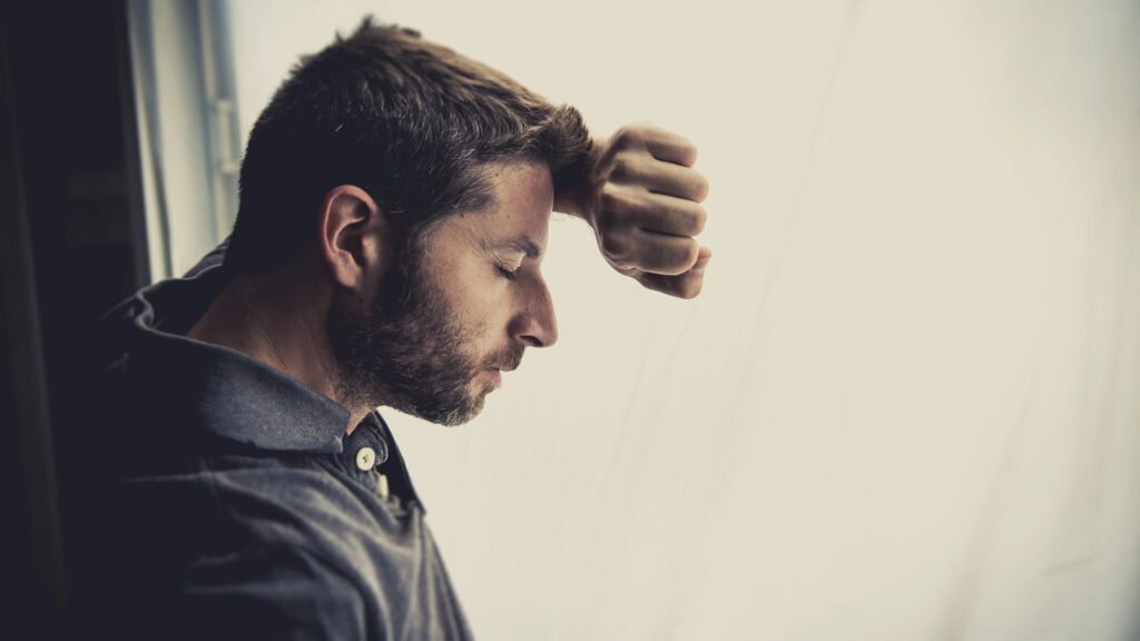 Os 5 sinais que indicam que você está emocionalmente exausto e não sabia disso, segundo a psicologia