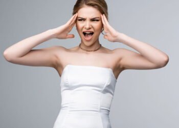 O que significa uma pessoa falar em voz alta sozinha, segundo a psicologia